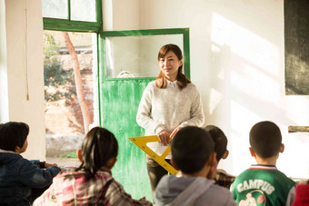 乡村女教师和小学生在教室里