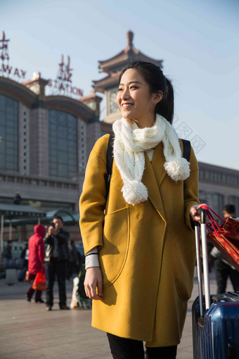 青年女人在站前广场