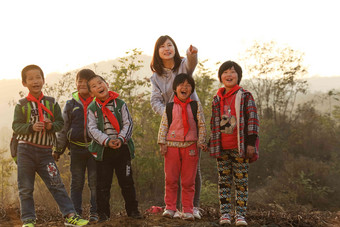 乡村女教师和学生在户外