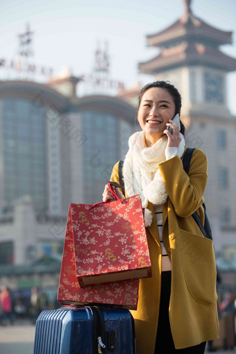 青年女人在站前广场