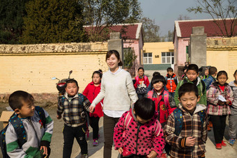 乡村女教师和学生在户外