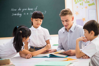 教师和小学生在教室里