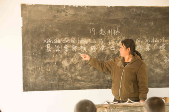 乡村女教师在教室里东亚清晰场景