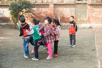 乡村小学生在学校关爱影相