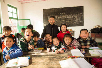 乡村男教师和小学生在教室里