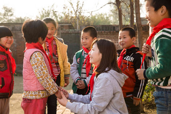 乡村教师小学生环境梦想嬉戏的高端场景