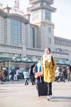 青年女人在站前广场