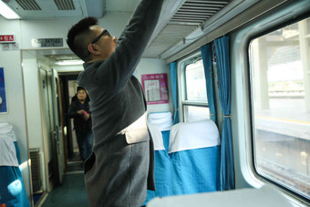 青年男人在火车上旅游清晰图片