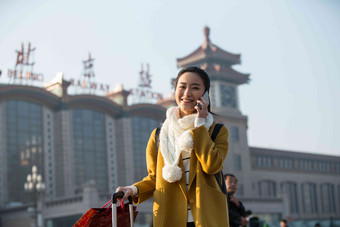 青年女人在站前广场