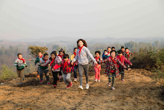 乡村女教师和学生在玩耍