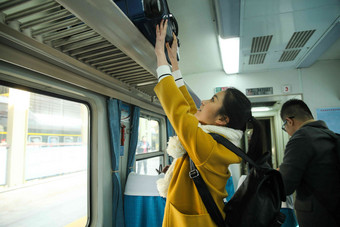 青年女人在火车上户内高质量照片