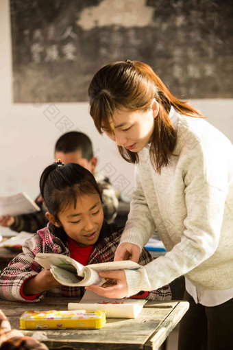 乡村女教师和小学生在教室里