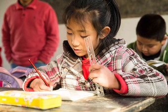 乡村小学里的小学女生