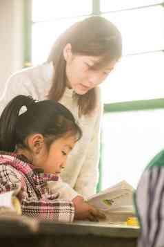 乡村女教师和小学生在教室里