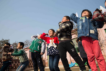 乡村小学生在学校放纸飞机