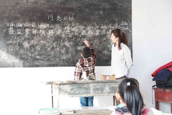 乡村女教师和小学生在教室里