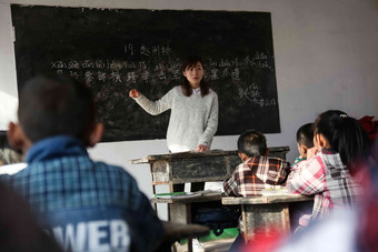 乡村女教师小学生社会问题学校待遇写实照片