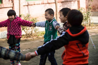 乡村小学生在<strong>学校环境</strong>相片