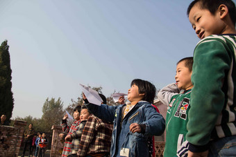 乡村小学生在学校放纸飞机