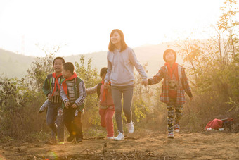 乡村女教师和学生在户外