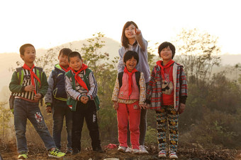 乡村女教师和学生在户外