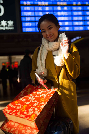 青年女人在火车站