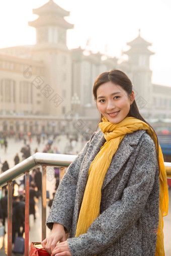 青年女人在站前广场