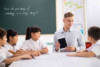 教师和小学生在教室里