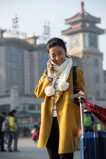 青年女人在站前广场