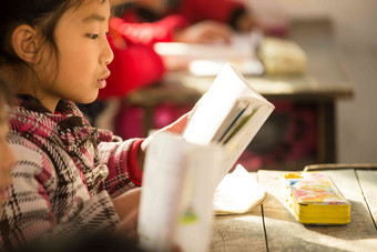 乡村小学里的小学女生