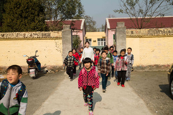 乡村女教师和学生在户外