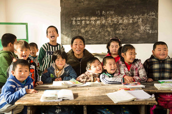 乡村女教师和<strong>小学</strong>生在教室里