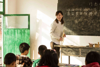 乡村女教师和小学生在教室里