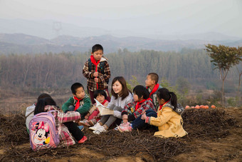 乡村教师和小学生在户外学习