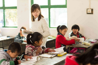 乡村女教师和小学生在教室里