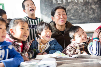 乡村女教师和小学生在教室里