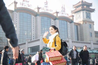 青年男女在火车站运送摄影图