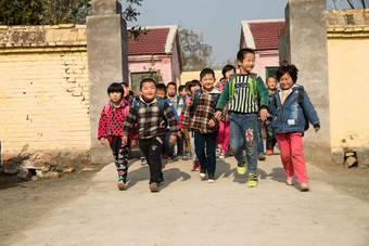 乡村小学生在放学回家