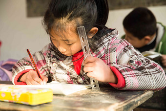 乡村小学里的小学女生