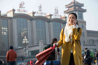 青年女人在站前广场