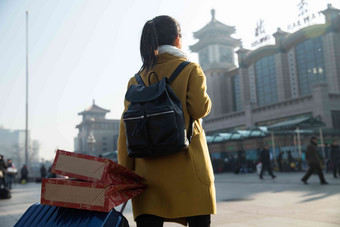 青年女人在站前广场