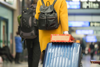 青年车站行李生活方式围巾清晰摄影