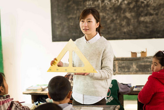 乡村女教师和小学生在教室里