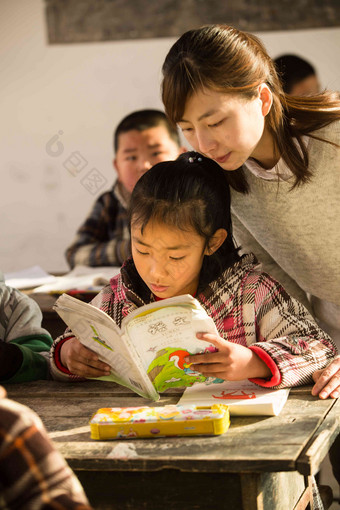 乡村女教师和<strong>小学</strong>生在教室里