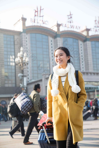 青年女人在站前广场