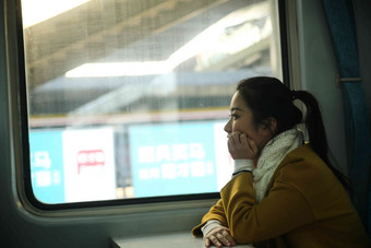 青年女人在火车上信心高清场景