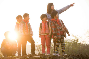 乡村女教师和学生在户外