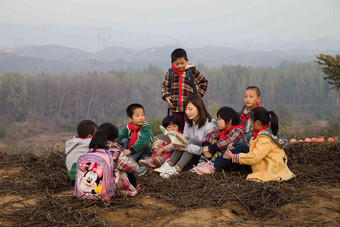 乡村教师和小学生在户外学习