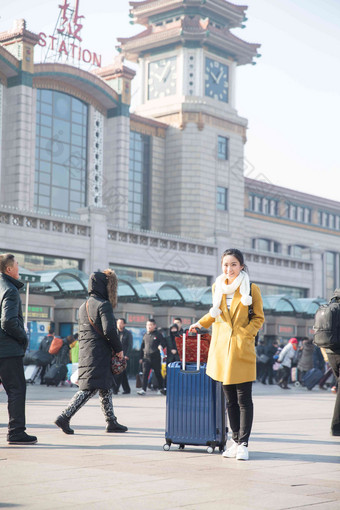 青年女人在站前广场