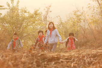 乡村女教师和学生在户外